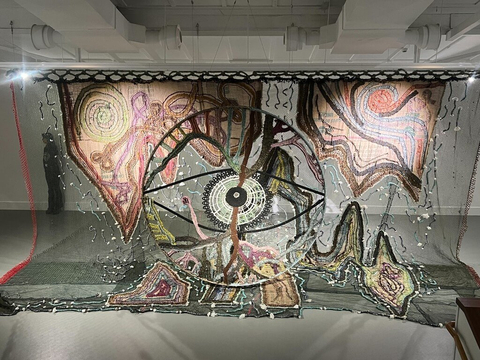 鲁凯族艺术家安圣惠（峨冷‧鲁鲁安）的艺术作品在戈维特布鲁斯特美术馆展出，这是四位台湾原住民艺术家受邀在新西兰创作和展出作品这一合作活动的一部分。(图片：美国商业资讯）