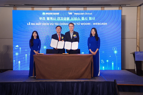 Webcash Global and Woori Bank Vietnam launch the Electronic Financial Service in a joint effort. Woori Bank Vietnam CEO Park Jong-il (left) and Webcash Global CEO Lee Sil-Kwon (Photo: Webcash Global)