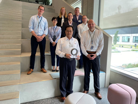 Johnson Hsu, General Manager, accepts the Number One Supplier Award from MTU Maintenance Hannover GmbH on behalf of Barnes Aerospace–Taoyuan. (Photo: Business Wire)