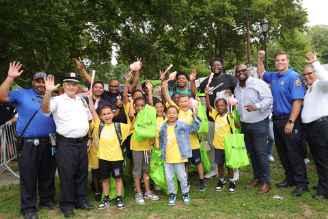 Healthfirst celebra el Día de la Armonía en el Bronx con la Oficina de Asuntos Comunitarios de la policía de Nueva York