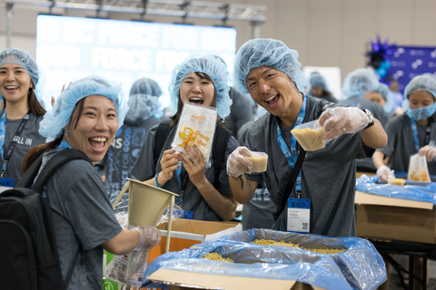 Nu Skin volunteers help pack meals for hungry kids throughout the United States (Photo: Business Wire)
