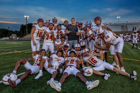 Rob Gronkowski poses with Hickory, North Carolina Red Tornadoes high school football team after a day of practice on the field. (Photo: Business Wire)