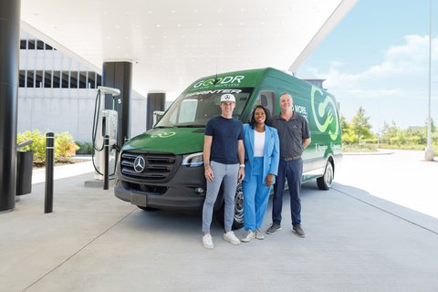 Iain Forsyth, Director of Product Management and Marketing at Mercedes-Benz Vans USA, presents Jasmine Crowe-Houston, Founder and CEO of Goodr, with the first refrigerated eSprinter Cargo Van, equipped with a specialized refrigerated storage system upfit provided by Trevor Floyd, General Manager of Thermo King of Charleston. (Photo: Business Wire)