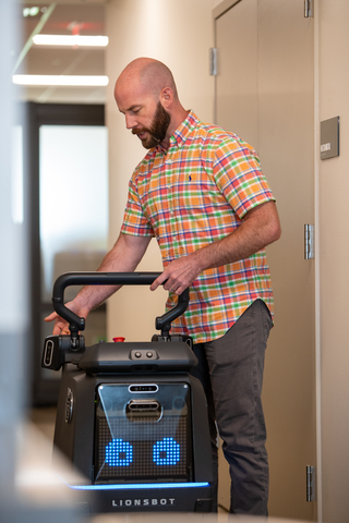 Mike McLaughlin, Owner of RobotLAB Knoxville (Photo: Business Wire)