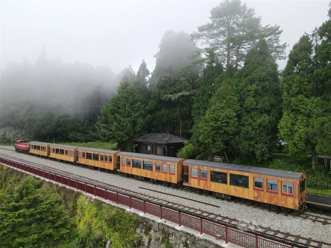 阿里山林业铁路时隔15年后恢复运营，新的旅游包车列车也加入了服务行列。（照片：美国商业资讯）