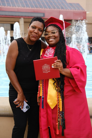 Humana employee Yvonne Leach with her daughter Asia Leach, incoming University of Cincinnati freshman and one of 80 new scholarship recipients from the Humana Foundation. (Photo: Business Wire)