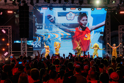 Nymphia Wind, taiwanesische Drag Queen und Siegerin von RuPauls Drag Race, war überwältigt, als Lins Foto und die Meldung ihrer Goldmedaille auf dem LED-Bildschirm erschienen (Foto: Business Wire)