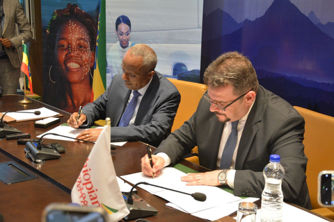 Ethiopian Airlines Group CEO Mesfin Tasew and Dar’s Director of Operations in Ethiopia Tariq Al-Qanni sign consultancy contract for new Abusera International Airport. (Photo: AETOSWire)