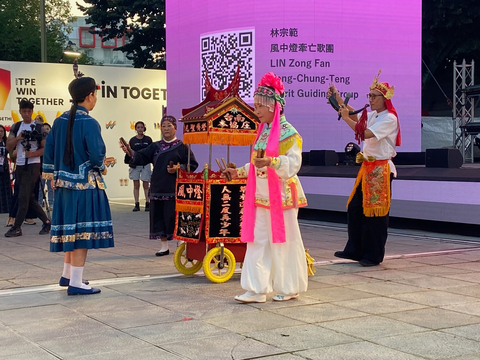 The Feng-Chung-Teng Spirit Guiding Group transforms funeral rituals into an artistic performance, expressing the serenity and acceptance that Taiwanese people exhibit when confronting life and death. (Photo: Business Wire)