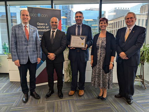 Alpesh Shah, Managing Director of IEEE SA, accepts a certificate of accreditation on behalf of IEEE SA and IEEE from Standards Council of Canada (SCC) staff (Photo: Business Wire)