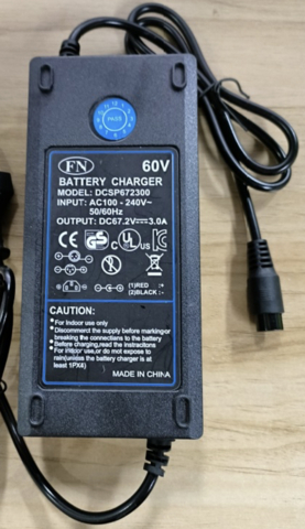 Ce qui suit est un avis d’UL Solutions indiquant que le chargeur de batterie identifié ci-contre porte une marque de certification UL non autorisée pour les États-Unis et le Canada. Ce chargeur de batterie n’a pas été évalué par UL Solutions au regard des normes de sécurité appropriées et nous ne savons pas s’il est conforme aux exigences de sécurité. (Photo: Business Wire)