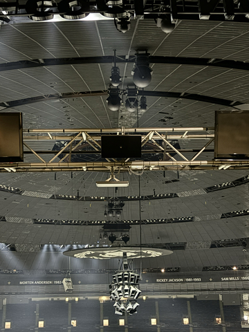 The Caesars Superdome network features 30 multibeam lens antennas, offering a range of 8 to 48 beams, ensuring comprehensive coverage across the field and seating areas. (Photo: Business Wire)