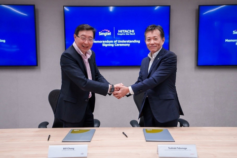 From left to right: Bill Chang, CEO of Singtel’s Digital InfraCo; Toshiaki Tokunaga, Executive Vice President, Hitachi, Ltd. (Photo: Business Wire)