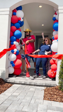 Army Sergeant James Burse cuts the ribbon (Photo: Business Wire)