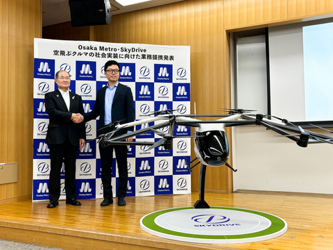 From left, Hideaki Kawai, President of Osaka Metro and Tomohiro Fukuzawa, CEO of SkyDrive (Photo: Business Wire)