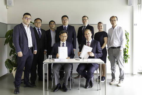 Mr. Xi Shen (front left), CEO of Morlus Technology, and Arne Fredrik Lånke (front right), CEO of Elinor, sign the partnership agreement between the two companies. Behind, from left: Dr. Xi Jiang, G.M. of Cell Development of Morlus, Dr. Rong Hao, Director of Technology Research of Morlus, Huaping Liu, V.P. and Chief Engineer of Morlus, Guanglin Wu, V.P. and CFO of Morlus, Truls Johansen, CSO of Elinor Batteries, Sofi Hildonen, EVP of Business Development, Elinor Batteries, Dr. Fengliu Lou, VP of Technology, Elinor Batteries. Photo: Elinor Batteries