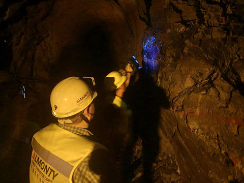 Nathaniel Bernardo, Chief Geologist (left) AKTC, is using UV mineral light to observe the tungsten orebody, with and Jamie L. Brainard, Physical Scientist from the U.S. Geological Survey. (Photo: Business Wire)