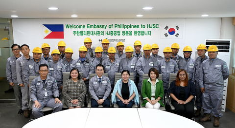 Ambassador Maria Theresa Dizon-De Vega (light blue top) with HJSC CEO Yoo Sang-cheol and Filipino workers. (Photo: HJ Shipbuilding & Construction Co., Ltd.)