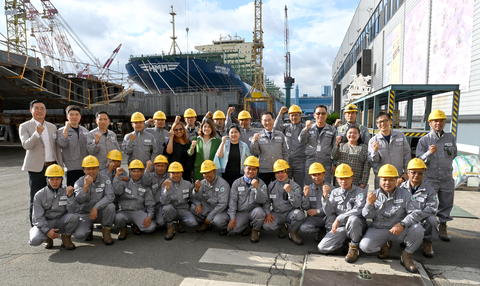 Ambassador Maria Theresa Dizon-De Vega (light blue top) with HJSC CEO Yoo Sang-cheol and Filipino workers. (Photo: HJ Shipbuilding & Construction Co., Ltd.)