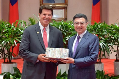 Krach Institute for Tech Diplomacy at Purdue and US-Taiwan Business Council Chairman Keith Krach receives a gift from Taiwan’s Premier Cho Jung-tai after his remarks at the Executive Yian, September 4, 2024. (Photo: Business Wire)