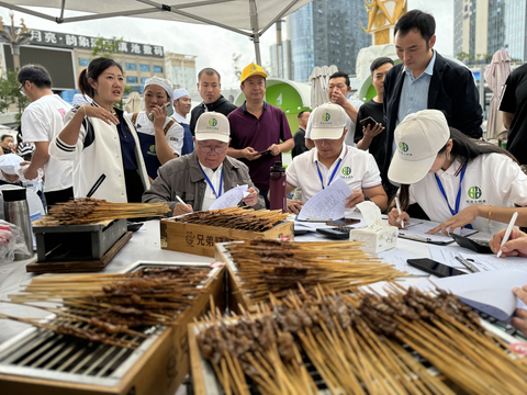 Zhaotong Small Beef Skewer Preparation and Grilling Skills Competition kicked off on 8th September in Yunnan province, southwest China. (Photo: Business Wire)