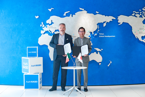 Paolo Dellachà of De Nora (left) and Kenji Takeda of Asahi Kasei (right) at the MOU Signing Ceremony at Asahi Kasei’s Headquarters (Photo: Business Wire)