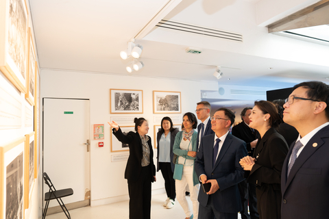 Wang Dufu, président d’ICBC-AXA Assurance, et d'autres invités visitent l'exposition. (Photo: Business Wire)