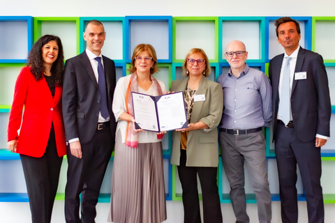 Il Comitato Ristretto Diversity, Equity & Inclusion (DEI) di Wolters Kluwer Italia riceve la certificazione per la Parità di Genere dall’ente certificatore RIINA.

Da sinistra Emanuela Delogu, Marco Bitossi e Giulietta Lemmi (Wolters Kluwer Italia), Daniela Asaro (RIINA), Giuseppe Peduto (Wolters Kluwer Italia) e Mario Toscani (RIINA)  (Photo: Business Wire)