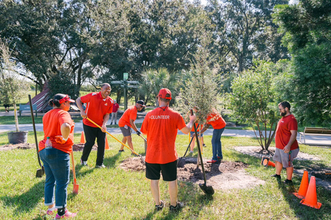 More than 600 Coke Florida associates contributed over 1,000 volunteer hours during International Coastal Cleanup Day. (Photo: Business Wire)