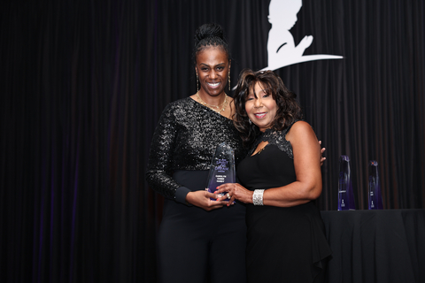 Kera Wright, Chief Financial Officer for ALSAC, presents Carolyn Chism Hardy with the 2024 St. Jude Spirit of the Dream award. (Photo: Business Wire)