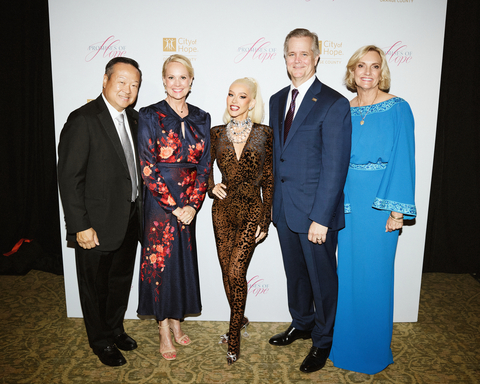 Christina Aguilera pictured alongside City of Hope Orange County Physician-in-Chief Dr. Edward S. Kim, City of Hope Chief Philanthropy Officer Kristin Bertell, City of Hope CEO Robert Stone and City of Hope Orange County President Annette M. Walker at the “Promises of Hope” event. Credit: Hayden Coens  