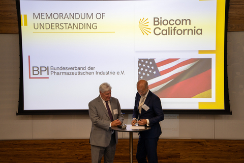 Joe Panetta, president and CEO of Biocom California, and Dr. Kai Joachimsen, CEO of Bundesverband der Pharmazeutischen Industrie e.V. (BPI), sign a memorandum of understanding. The agreement between Biocom California and BPI is intended to drive growth, foster innovation and create new opportunities for member companies of both organizations. (Photo: Business Wire)