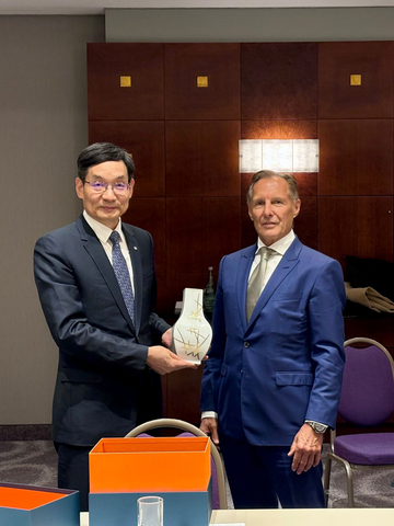 Yuxian Zhou, Chairman of CNBM & Adriano Agosti, Founder and President of GoldenPeaks Capital. (Foto copyright GPC – free for media)