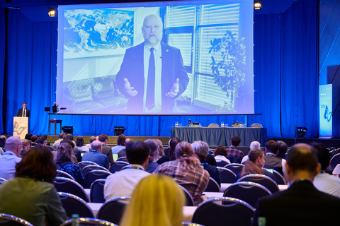 Eröffnungssitzung der EUMETSAT-Wettersatellitenkonferenz mit EUMETSAT-Generaldirektor Phil Evans auf dem Bildschirm (Photo: Business Wire)