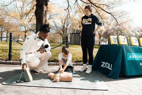 Pro football player Damar Hamlin, an AED Advocate for ZOLL’s Anything Can Happen. Anyone Can Help.™, shows the public how AEDs can instruct them on how to help a victim in sudden cardiac arrest.) (Photo: Business Wire)