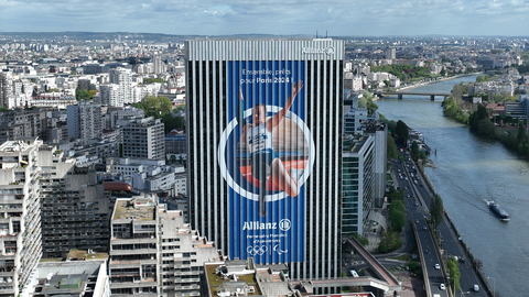 Der „Neptune“-Turm in La Défense, in dem sich Allianz France Büros befinden, wurde im Vorfeld der Olympischen und Paralympischen Spiele in Paris sportlich bekleidet. (Foto: Business Wire)