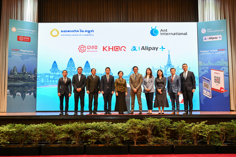 Dr. Chea Serey, Governor of the National Bank of Cambodia, and Edward Yue, General Manager for Southeast Asia, Australia and New Zealand, Ant International, officiating the launch (Photo: Business Wire)