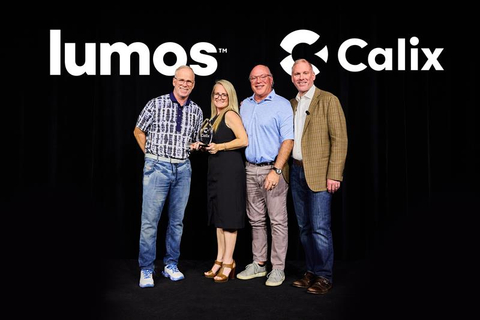 Lumos CEO Brian Stading (left) and Lumos Chief of Staff Bre Grandstaff accept the 2024 Calix Customer Innovation Award. (Photo: Business Wire)