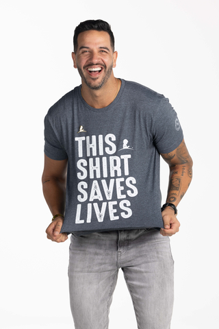 thumbnail Jesús Díaz, también conocido como Chef Yisus, muestra su camiseta “Esta camiseta salva vidas” (Photo: Business Wire)