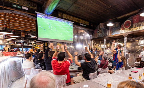 Honor présente le tout Premier bar Papier-Bulle au Monde pour protéger vos téléphones des moments d'humeur pendant les matchs !  (Photo: Business Wire)