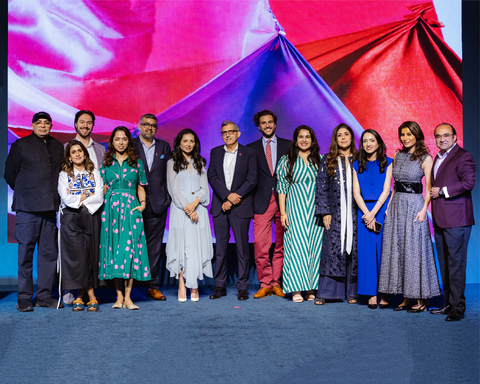 從左到右：Tarun Tahiliani、Sujata Assomull、Ryan J. Piela、Rochelle Pinto、Shana Randhava、Sumit Bhasin、Gianandrea Ferrari、Kiran Sethi, MD博士、Anaita Shroff Adajania、Shruti Chandra、Rosemin、Jaffrey Zaman（照片：美國商業資訊）