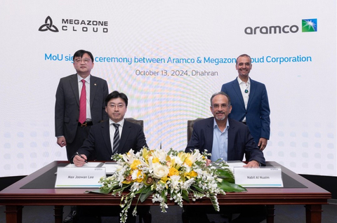 Joowan Lee (Front-Left), Founder and CEO of MegazoneCloud, Nabil A. Al-Nuaim (Front-Right), Digital and Information Technology Senior Vice President at Aramco, Joon Hee Joh (Back-Left), Chairman of KOSA and Sami Alajmi (Back-Right), Vice President of Industrial Security at Aramco, at the MOU signing ceremony (photo: KOSA)