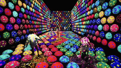 teamLab，毛毛虫之家的快速旋转弹跳球，供图：teamLab Borderless, Jeddah (c) teamLab