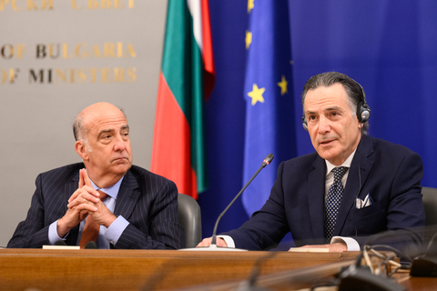 Senior Vice President of Westinghouse Energy Systems Elias Gedeon (right) provides remarks following the contract signing as U.S. Ambassador to Bulgaria Kenneth Merten listens. (Photo: Business Wire)