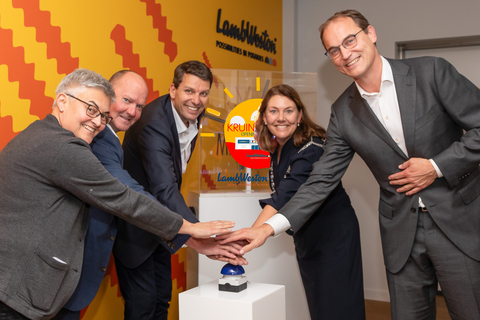 Pictured left to right: Silvia Wilks (Chief Supply Chain Officer Lamb Weston), Tom Werner (CEO Lamb Weston), Marc Schroeder (President Lamb Weston International), José van Egmond (Mayor Reimerswaal), and Stephan van Kuik (SVP & General Manager Lamb Weston EMEA). (Photo: Business Wire)