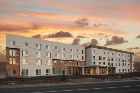 Frisco, Texas-based Galaxy Hotels Group debuts the company’s newly built Courtyard by Marriott Reno Sparks in northern Nevada. Offering 127 rooms/suites, the four-story Courtyard by Marriott Reno Sparks is conveniently located near the Tahoe Reno Industrial Center (TRI Center), home to some of the world’s most recognized tech companies. The hotel’s exterior in desert tones is complemented by the backdrop of Nevada’s natural beauty. The Courtyard by Marriott Reno Sparks represents Galaxy’s sixth hotel in Nevada.