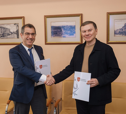 Mayor of Vinnytsia Serhii Morhunov and Nabil Sioufi, President of Early Bird Global, signed a memorandum of cooperation on November 5th, 2024, at the city council of Vinnytsia, Ukraine (Photo: Business Wire)