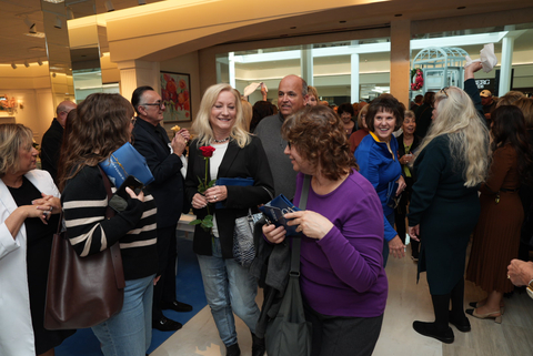 Customers were greeted in signature Von Maur style with red roses, chocolates and giveaways. (Photo: Business Wire)