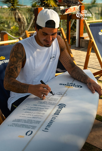 Brazilian surfer Gabriel Medina signs the Relaxation Clause  (Photo: Business Wire)