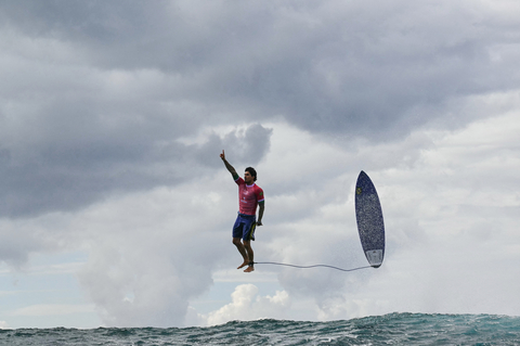 Viral photo of surfer Gabriel Medina  (Photo: Business Wire)